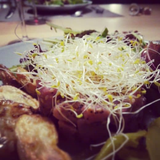Tartare de thon et pommes grenailles au four