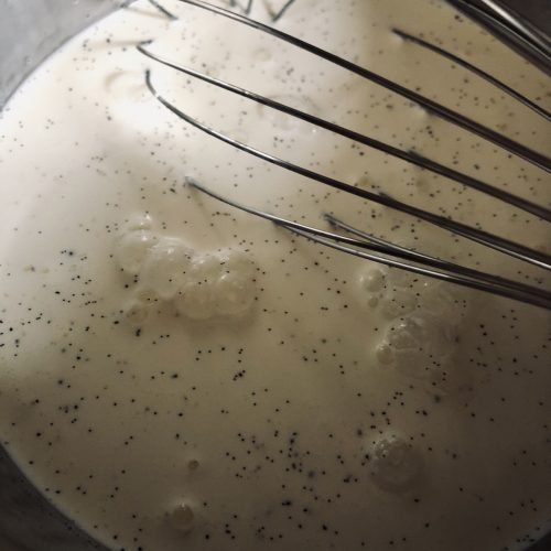infusion de la vanille dans le mélange lait entier et crème liquide - creme anglaise pierre hermé et ile flottante facile